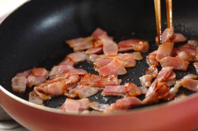 ベーコンの旨味！シンプルがいちばん基本のトマトソースパスタの作り方の手順2