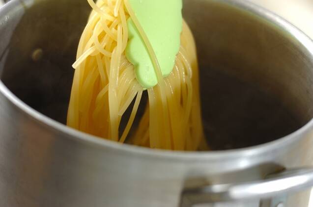 ベーコンの旨味！シンプルがいちばん基本のトマトソースパスタの作り方の手順3