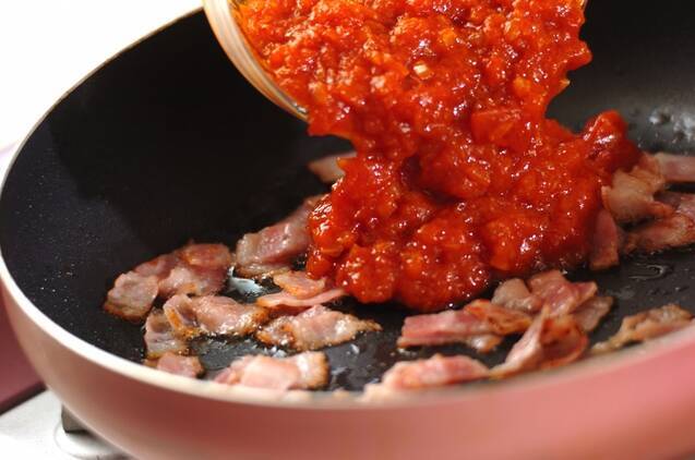ベーコンの旨味！シンプルがいちばん基本のトマトソースパスタの作り方の手順4