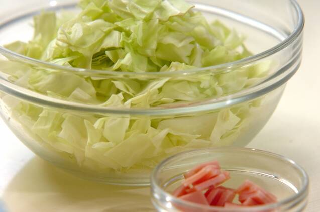 キャベツと卵のコールスローの作り方の手順1