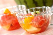 スイカの器でフルーツポンチ