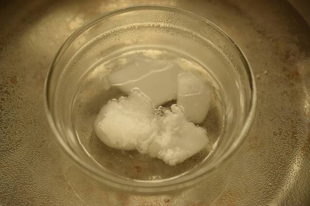 ココナッツオイルで作るナッツとレーズンのローチョコの作り方の手順3