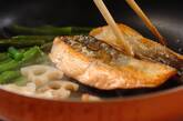 フライパンで簡単！鮭のマヨ照り焼き 柚子胡椒風味の作り方2