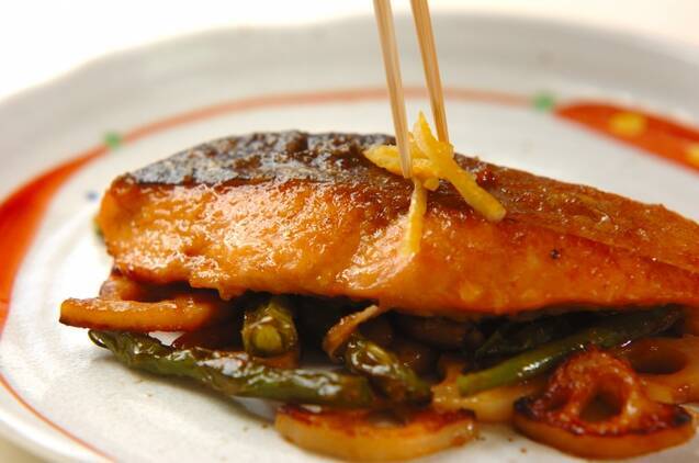 フライパンで簡単！鮭のマヨ照り焼き 柚子胡椒風味の作り方の手順6