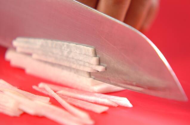 せん切り大根のみそ汁の作り方の手順1