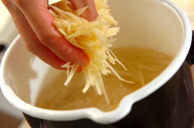 せん切り大根のみそ汁の作り方の手順2