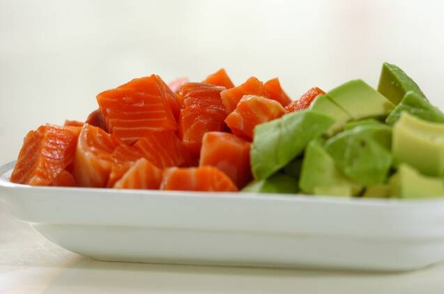 サーモンとアボカドのサラダの作り方の手順1