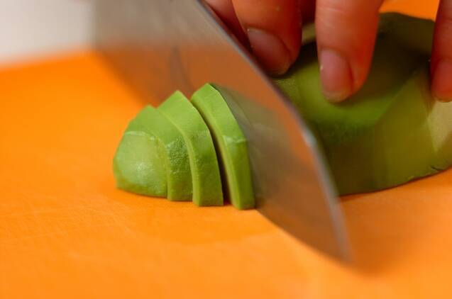 豚しゃぶとアボカドの大葉和えの作り方の手順2