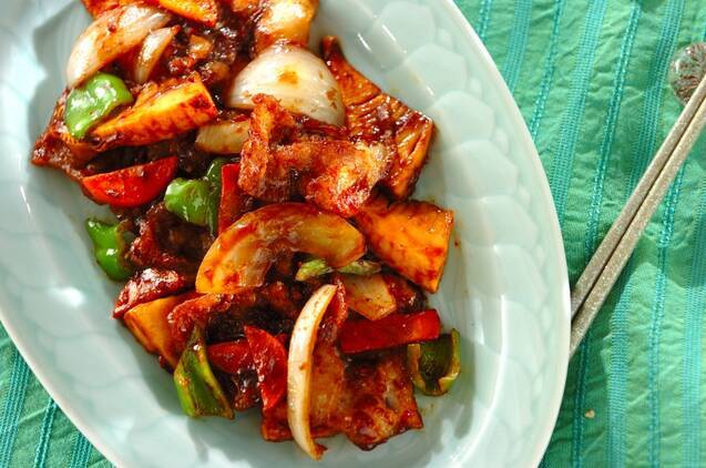 黄緑色の皿に盛りつけられた豚肉と厚揚げのピリ辛みそ炒め