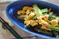 小松菜と炒り卵の梅マヨ和え