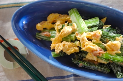 小松菜と炒り卵の梅マヨ和え