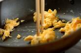 小松菜と炒り卵の梅マヨ和えの作り方2