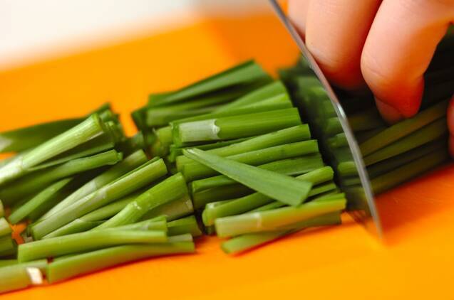 5分でプロの味！絶品ニラ玉の作り方の手順1