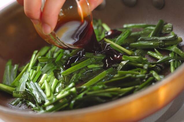 5分でプロの味！絶品ニラ玉の作り方の手順2