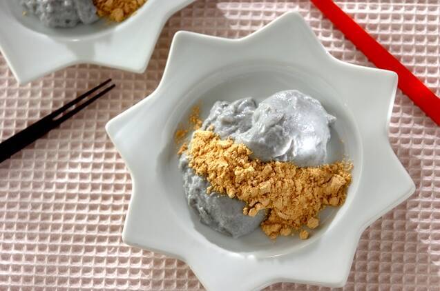 白い器に盛られた黒ごまのミルク餅