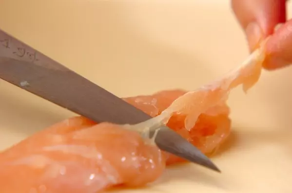 梅肉と大葉のささ身パン粉焼きの下準備1