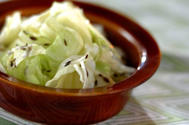 茶色い小鉢に盛られたクミンキャベツ