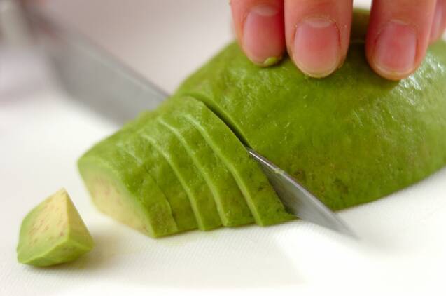 アボカドのカルパッチョ風の作り方の手順1