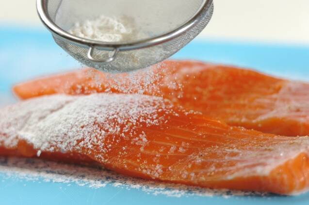 サーモンのムニエル　カボチャのピュレ添えの作り方の手順2