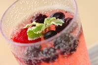 冷凍ベリーのビネガーソーダ