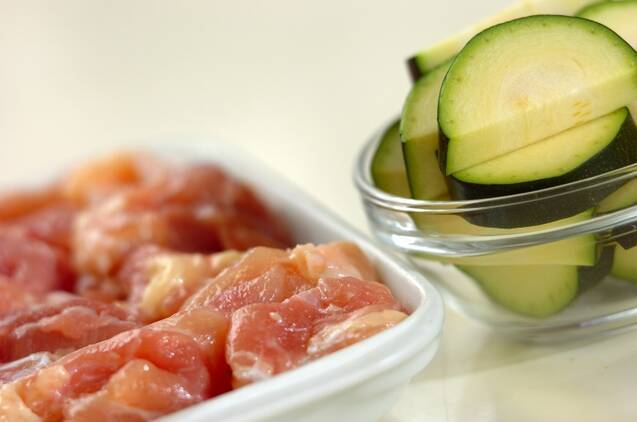 鶏とズッキーニのビール煮の作り方の手順1