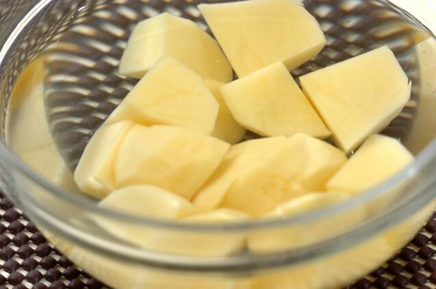 鶏肉とジャガイモのフレッシュトマト煮の作り方の手順2