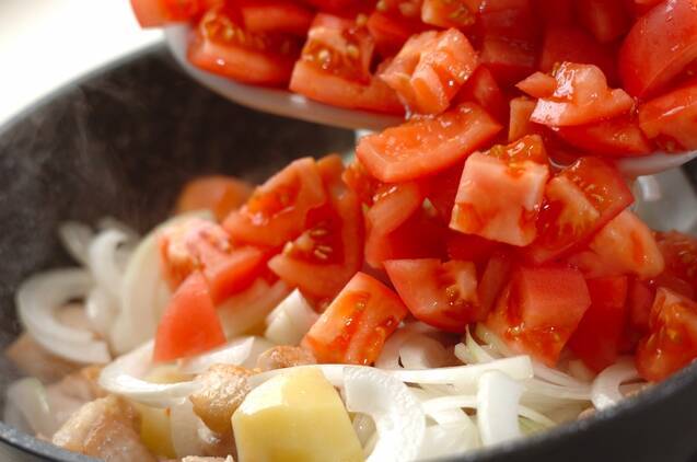 鶏肉とジャガイモのフレッシュトマト煮の作り方の手順3