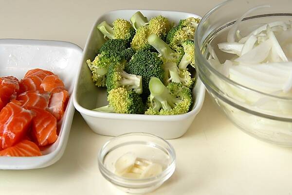 サーモンクリームパスタの作り方の手順1