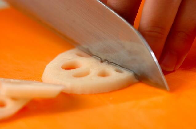 レンコンのバルサミコしょうゆ炒めの作り方の手順1