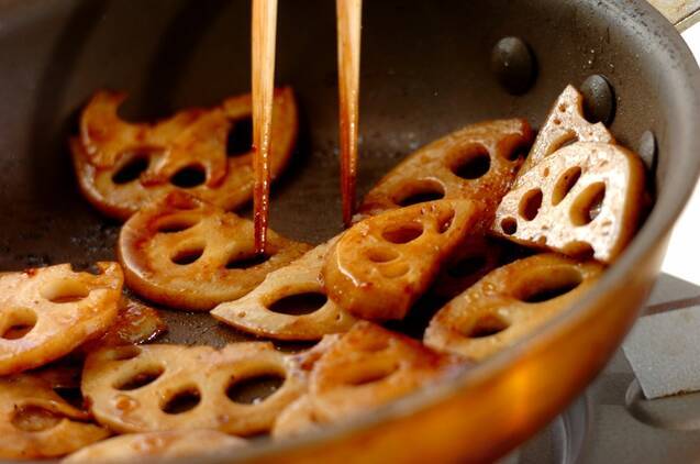 レンコンのバルサミコしょうゆ炒めの作り方の手順3