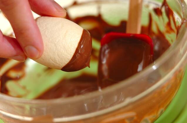 マシュマロクッキーのチョコレートがけの作り方の手順4