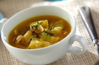 カレー風味のチキンスープ