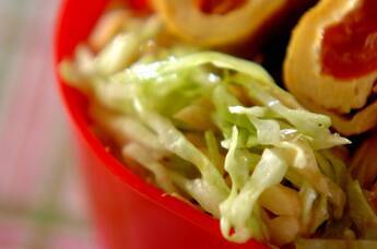 キャベツとナッツのサラダ