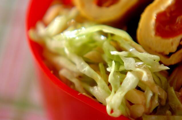 キャベツとナッツのサラダ