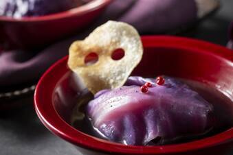 黒ごまスープの紫ロールキャベツ
