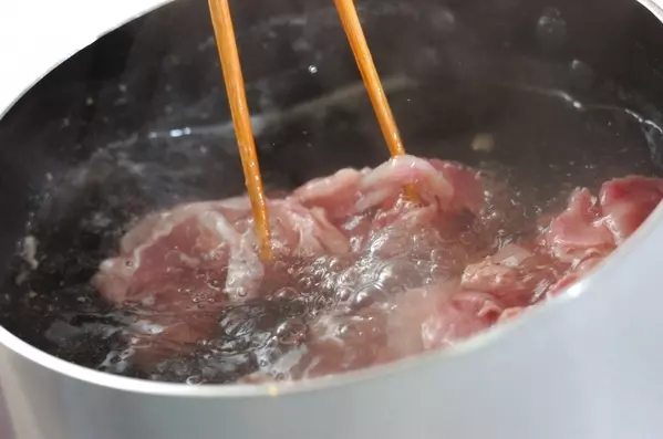 豚しゃぶのせゴマダレ麺の作り方1