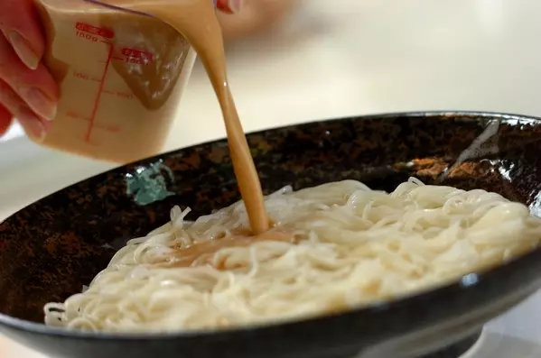 豚しゃぶのせゴマダレ麺の作り方3