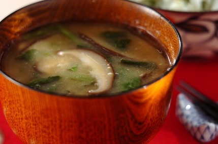 シイタケとホウレン草のみそ汁