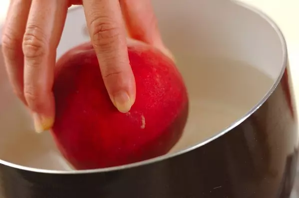 湯むき桃のデザート ～簡単で美しい桃のむき方 by 崎野 晴子さんの作り方1