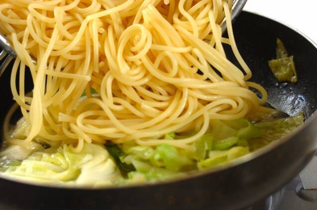 春キャベツとアサリのオイルスパゲティーの作り方の手順5