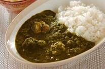 サグチキンカレー（ほうれん草と鶏肉のカレー）