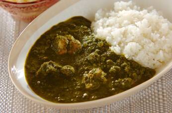 サグチキンカレー（ほうれん草と鶏肉のカレー）
