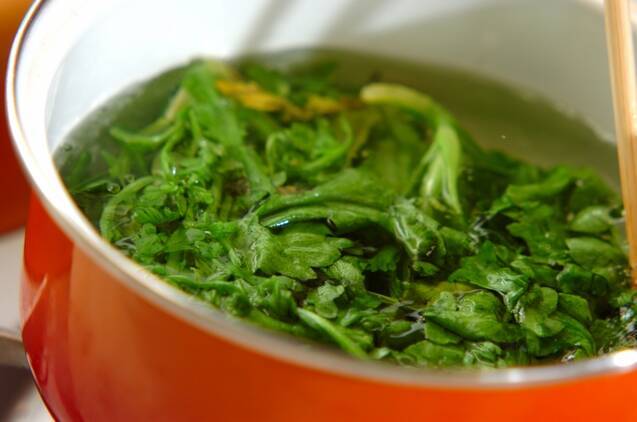 春菊のゴマ和えの作り方の手順1