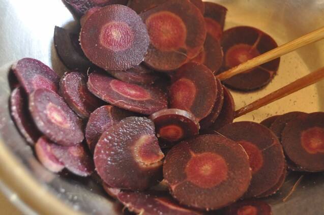 紫ニンジンと葉のクミン風味サラダの作り方の手順1