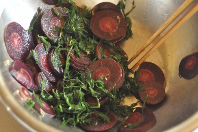 紫ニンジンと葉のクミン風味サラダの作り方の手順3