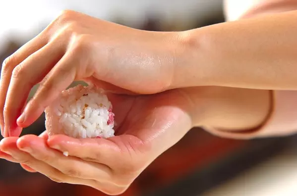 桜のミニおむすびの作り方4