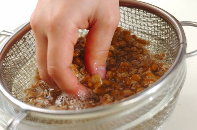 パラっと香ばしい！やみつき納豆チャーハンの作り方の手順1