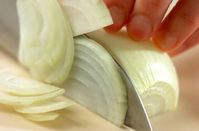 玉ネギのかきたま汁の作り方の手順1