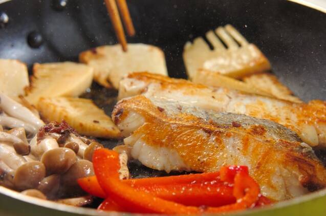 白身魚のアンチョビガーリックソテーの作り方の手順3