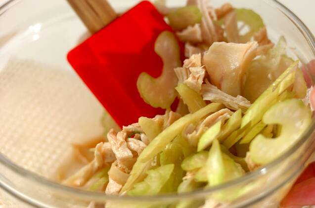 セロリと蒸し鶏の和え物の作り方の手順3